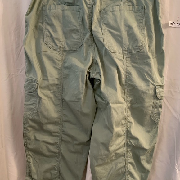 Style & Co. size 12 Khaki green CARGO capris with rushing gathers on legs. - Picture 10 of 10